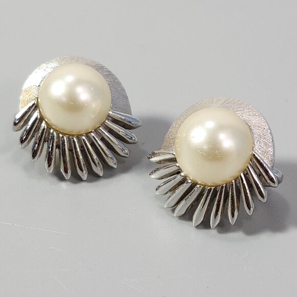 Crown Trifari Button Clip-On Earrings Mother of Pearl Silver Tone Fashion Jewely - Picture 2 of 8